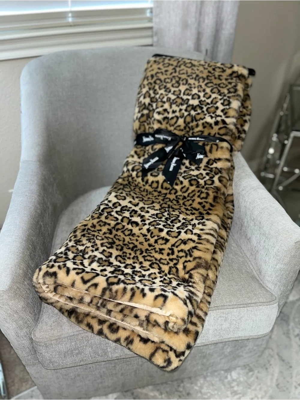 1-NWT Neiman Marcus Leopard Design Luxury Faux Mink Fur Throw Blanket 50”x 70”